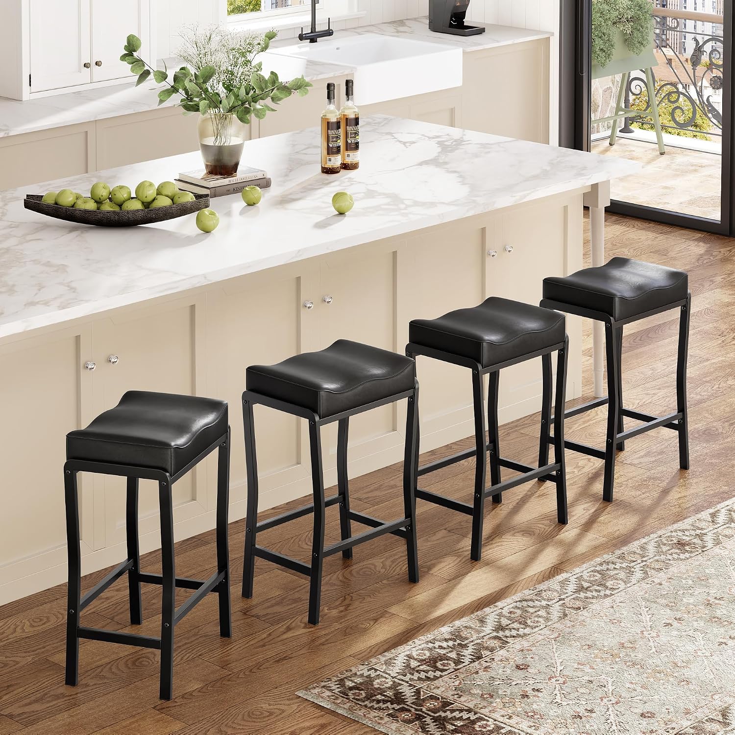Commercial Kitchen And Bar - カウンターハイトバースツールセット（1/2/4脚）、26.2インチのフェイクレザーサドルバースツール、パッド入りシート、キッチンアイランド用金属製フットレスト付き
